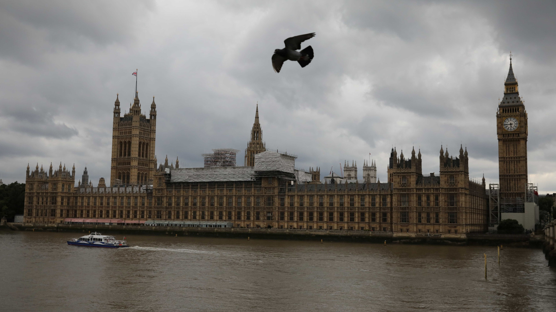 Pacote suspeito perto do parlamento britânico causa pânico em Londres