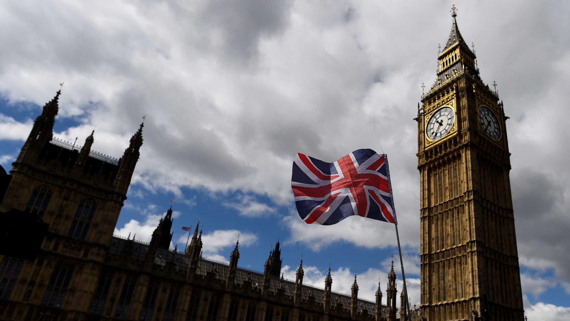 Polícia britânica investiga novo pacote suspeito no centro de Londres