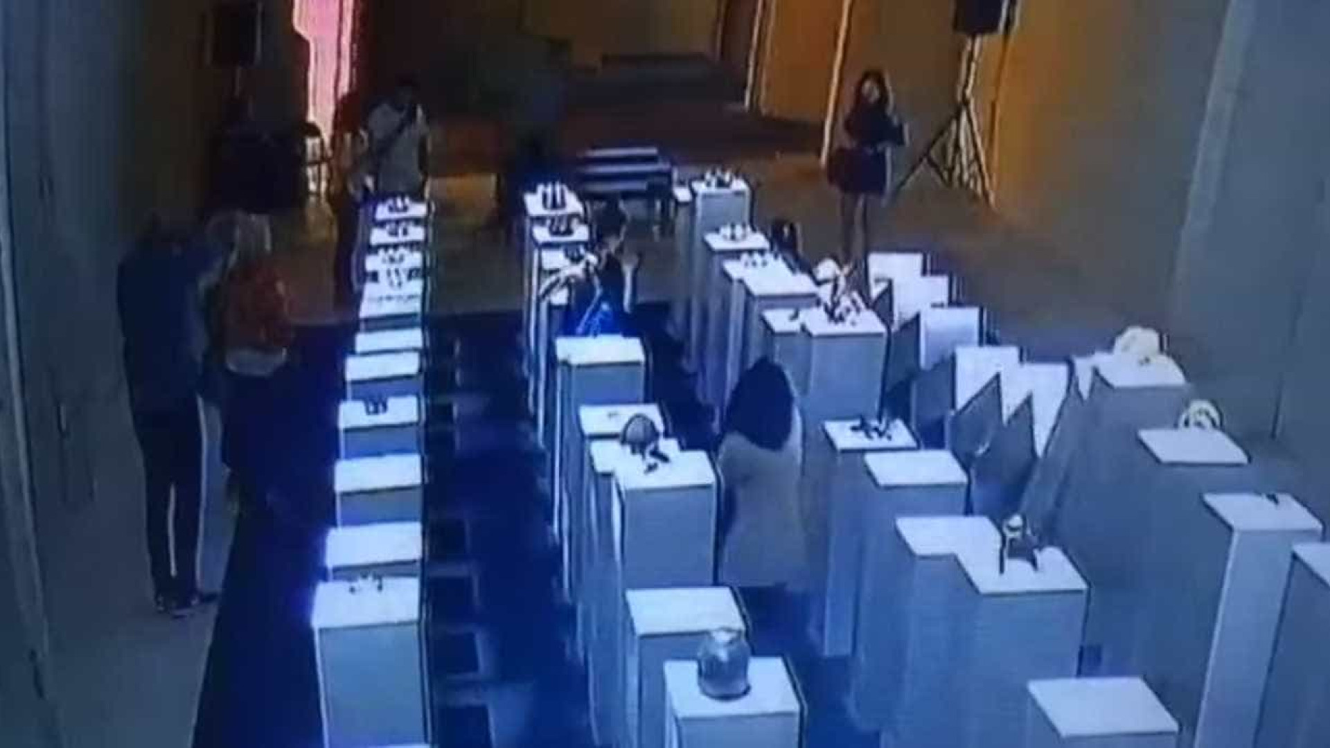 'Selfie' desastrada acaba em prejuízo de US$ 200 mil em galeria de arte