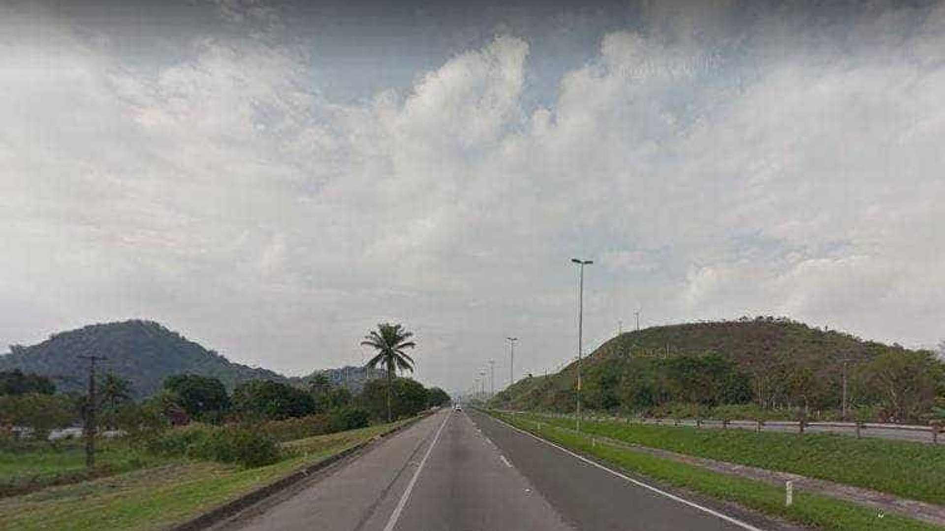 Criminoso morre atropelado por
caminhão que tentou assaltar no Rio