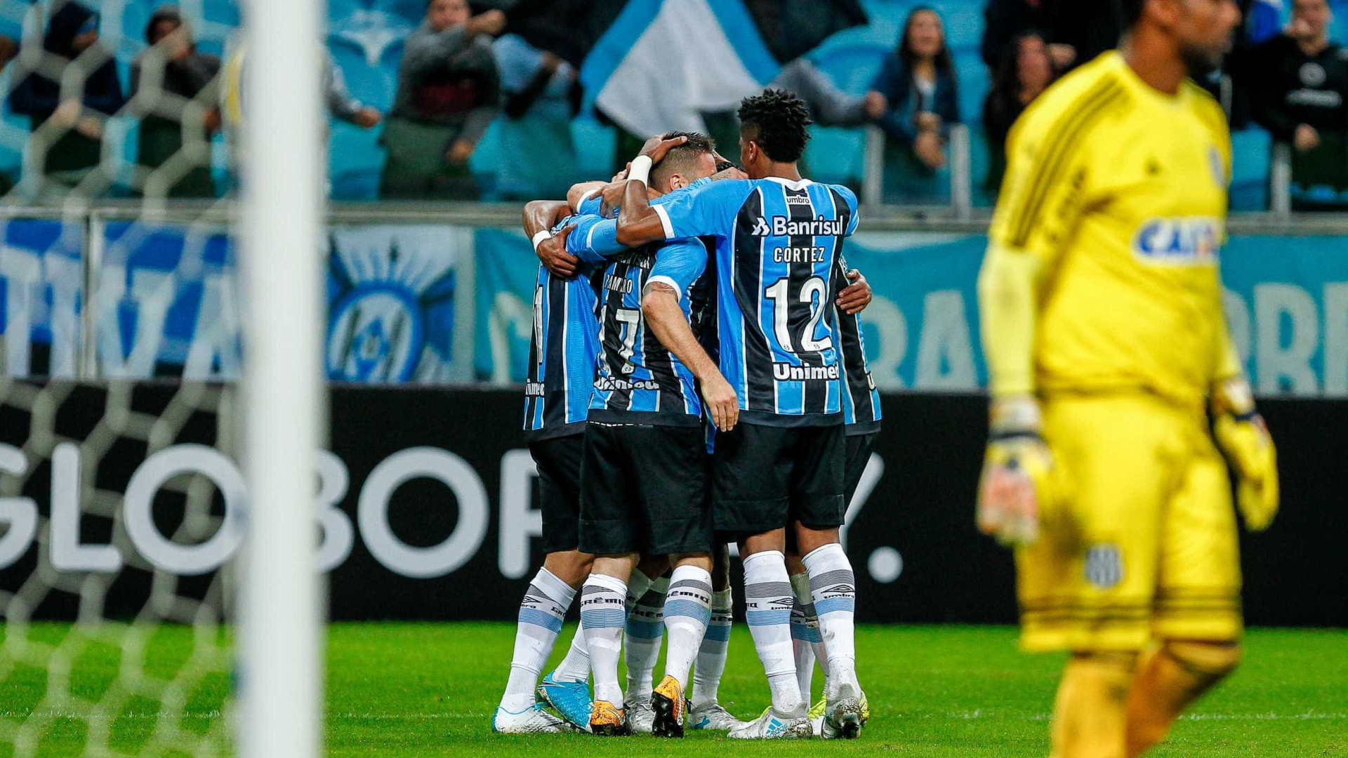 Grêmio vence Ponte Preta de virada em Porto Alegre