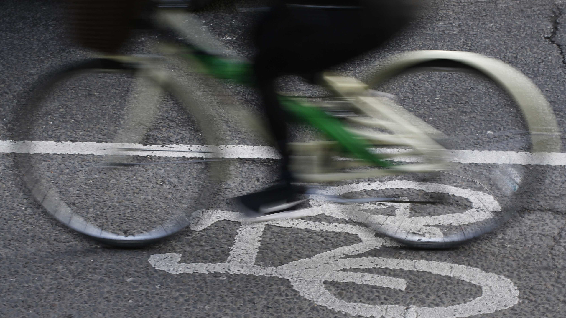 Carro na contramão e em alta velocidade atropela e mata ciclista em BH