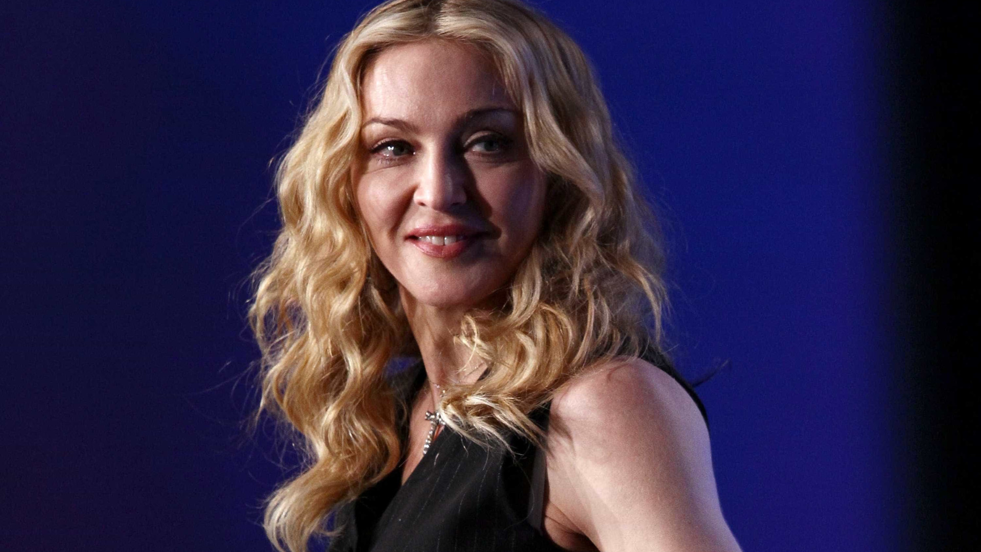 Madonna volta a agitar redes sociais com foto de topless