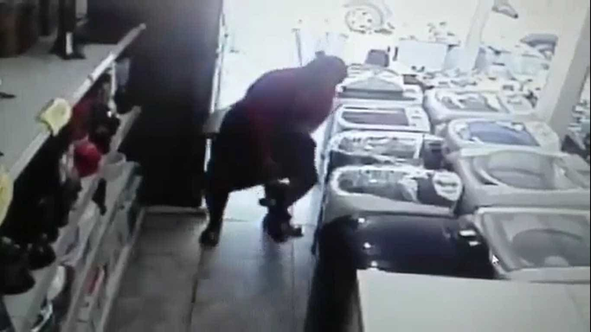 Furto: mulher esconde TV
de 32'' entre as pernas; vídeo