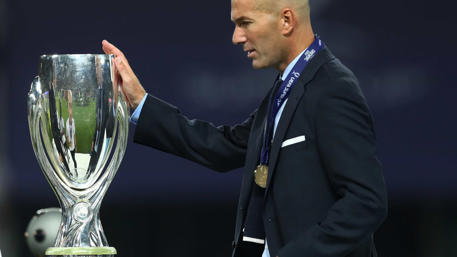 Zidane renova contrato por três temporadas com o Real Madrid