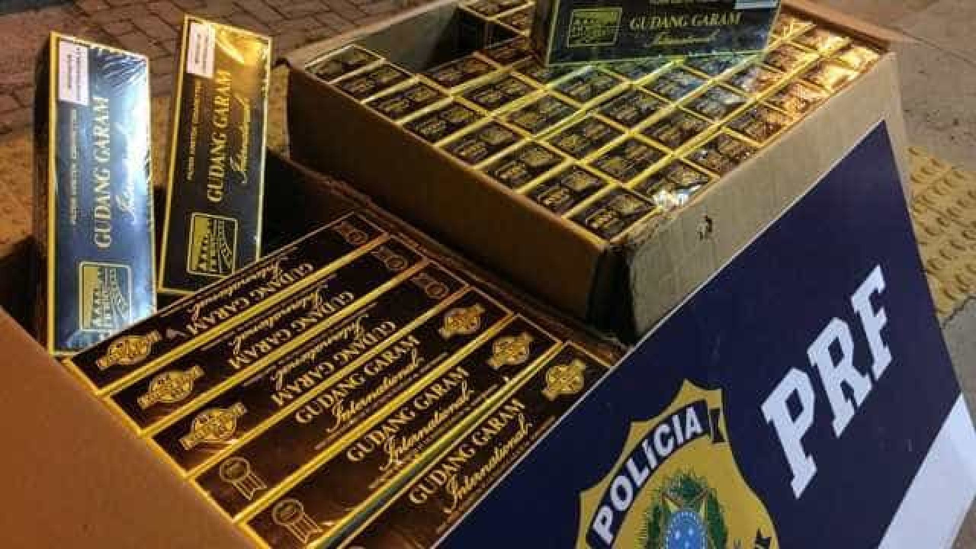 Mais de mil maços de cigarros
foram contrabandeados em ônibus