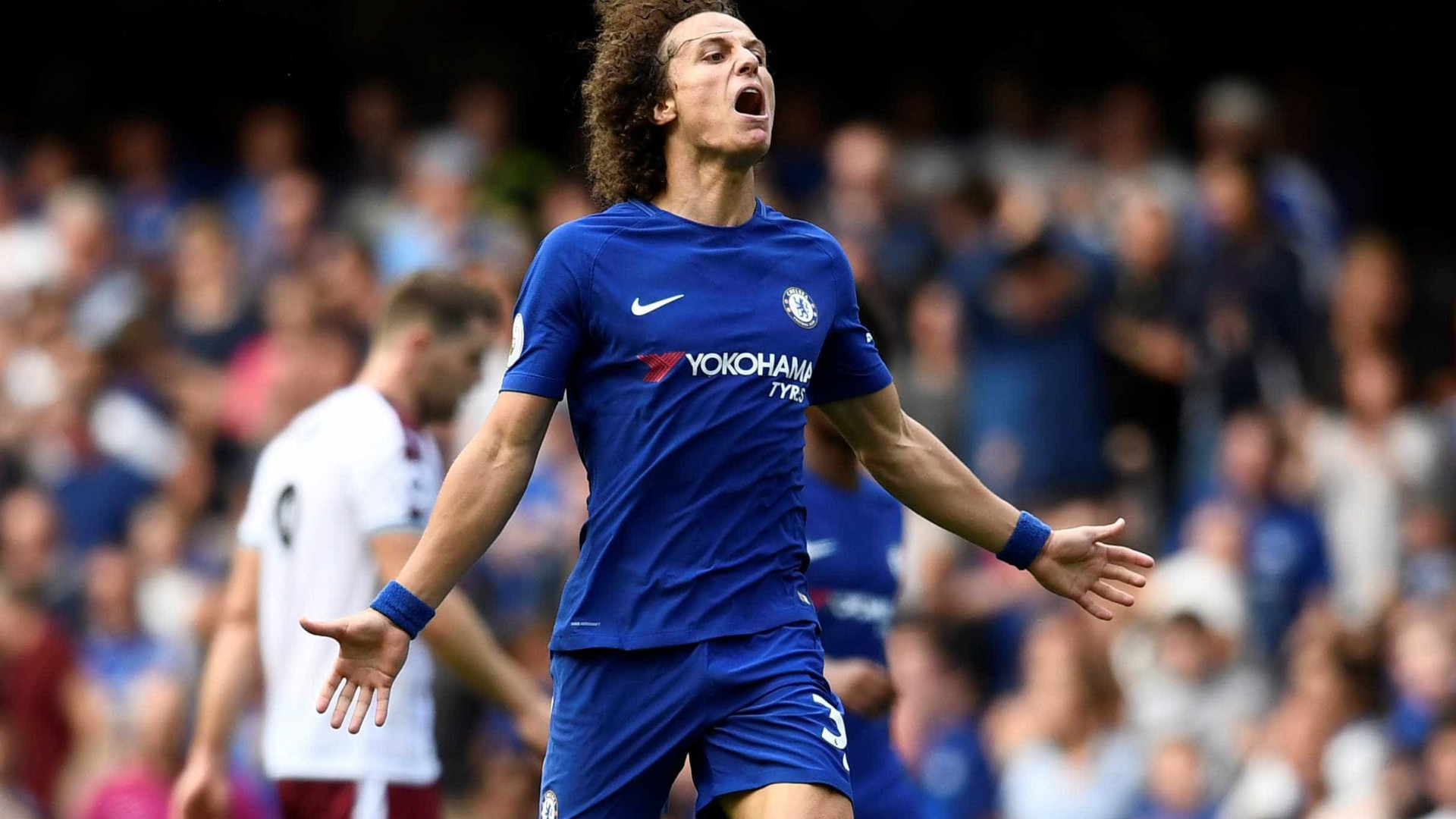 Chelsea estreia no Inglês com derrota, expulsões e gol de David Luiz