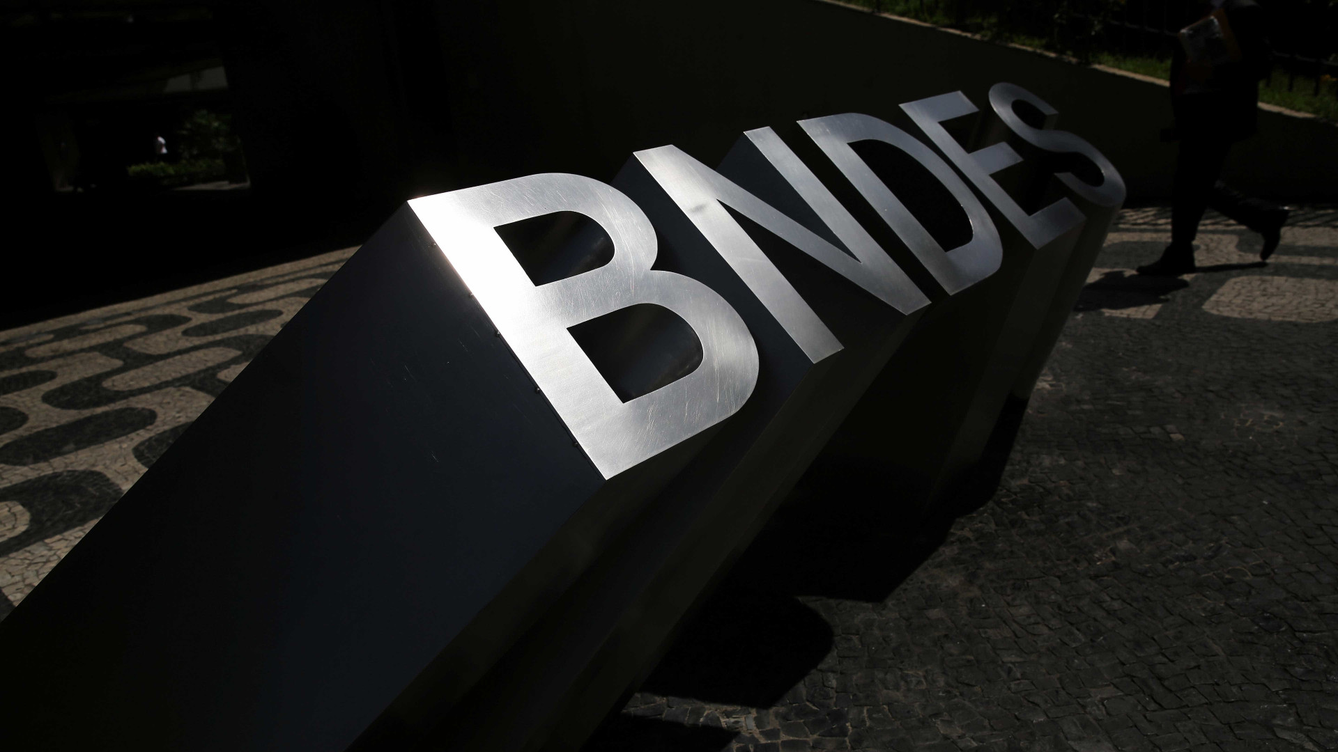 Bolsonaro diz que vai tirar sigilo de BNDES na 1ª semana de governo