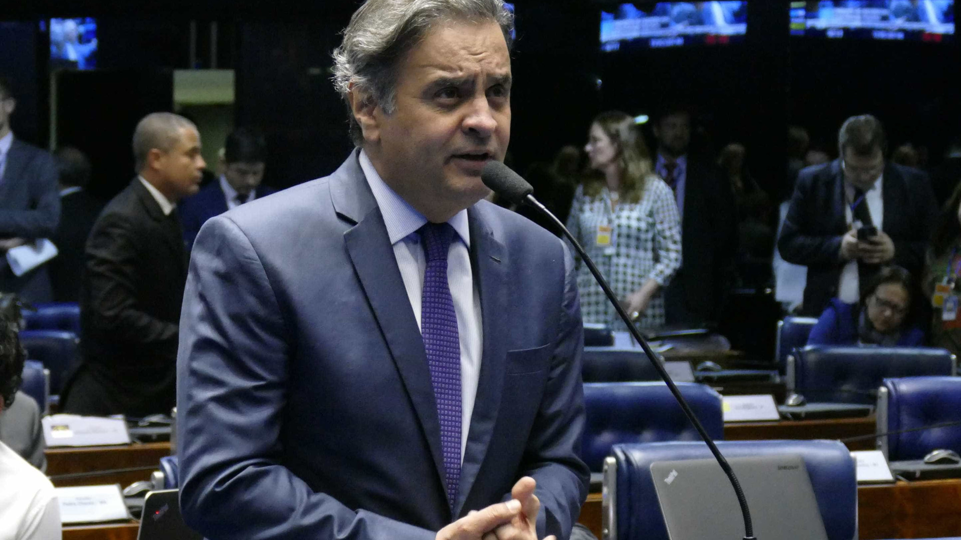 Aécio diz que PSDB fica no governo
mesmo que perca ministérios