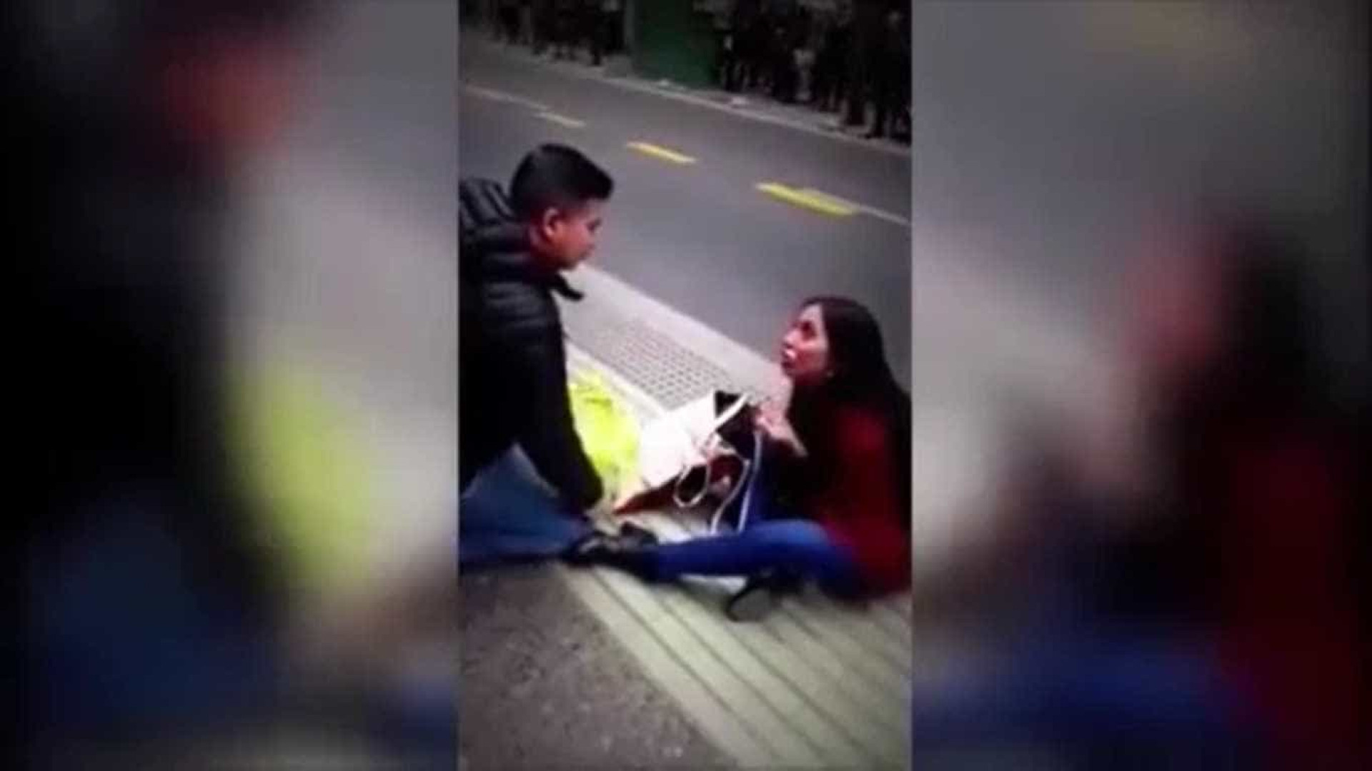 Mulher pede namorado em casamento e acaba sozinha na calçada