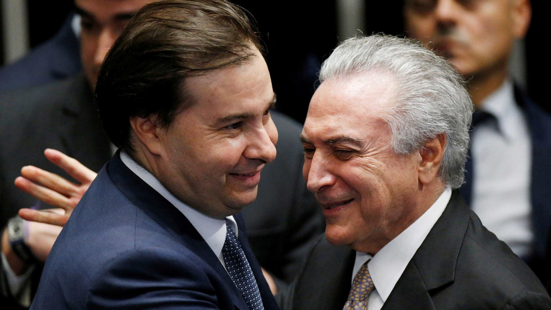 Analisar impeachment de Temer seria 'querer parar o Brasil', diz Maia