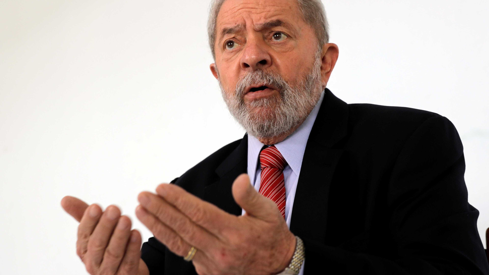 'Até quando vão me perseguir?', diz Lula em discurso para militantes
