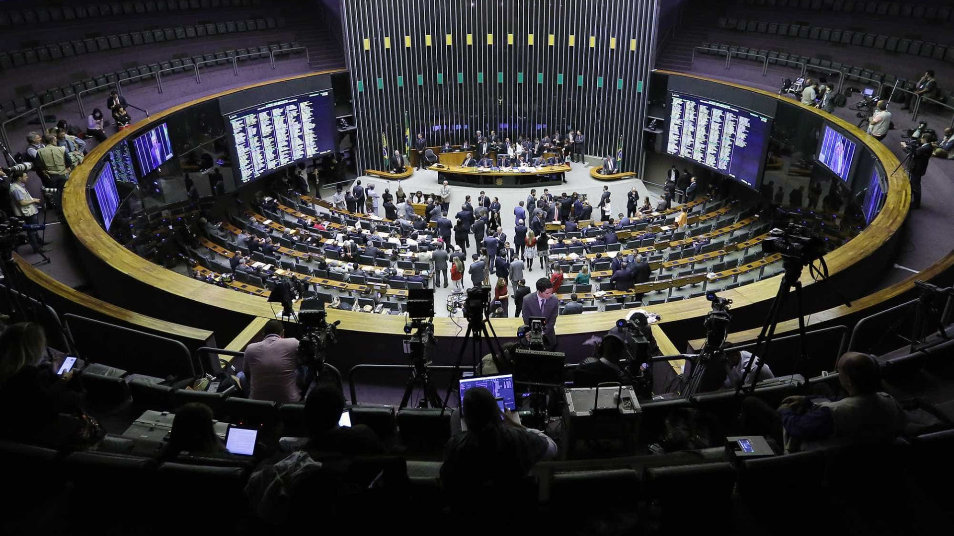 Câmara rejeita distritão e distrital misto, pilares da reforma política