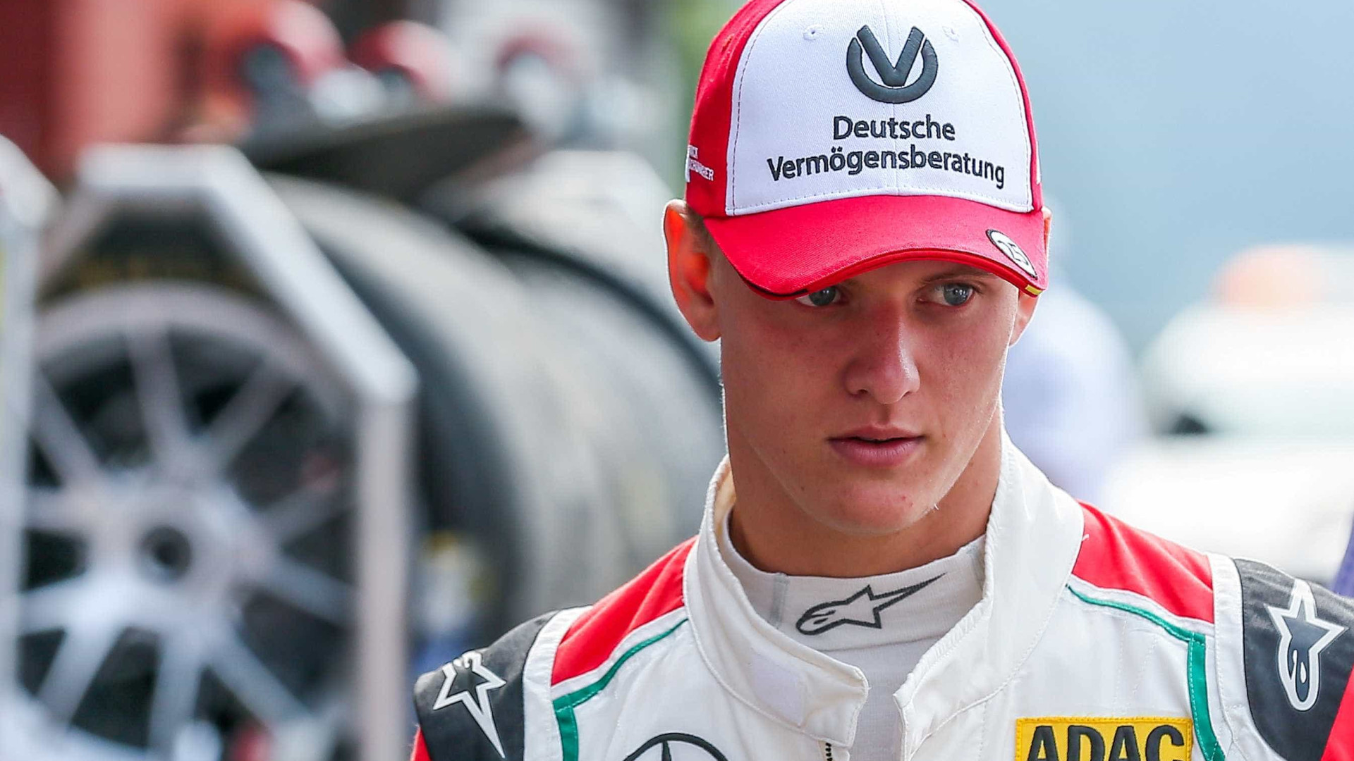 Filho de Schumacher se emociona após pilotar Benetton do pai; assista