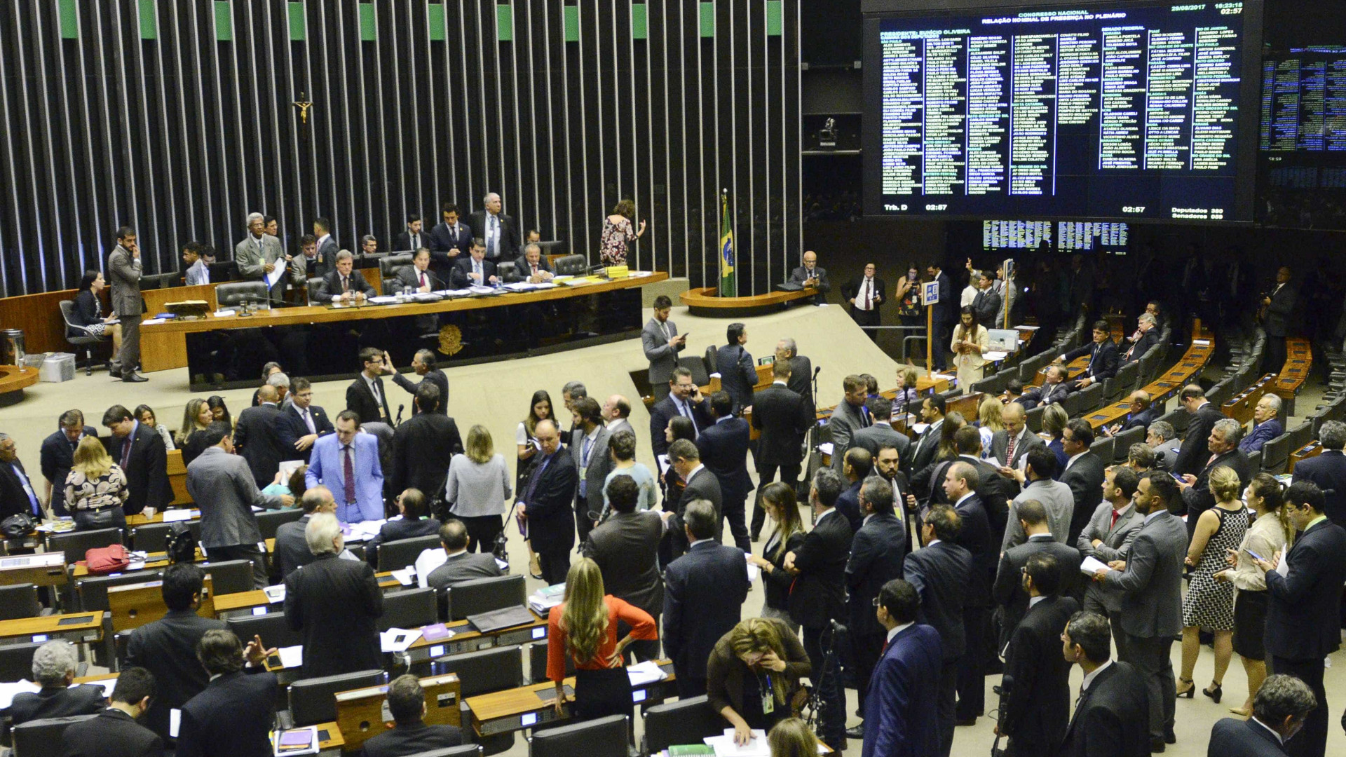 Plenário volta a discutir propostas da reforma política na terça (19)