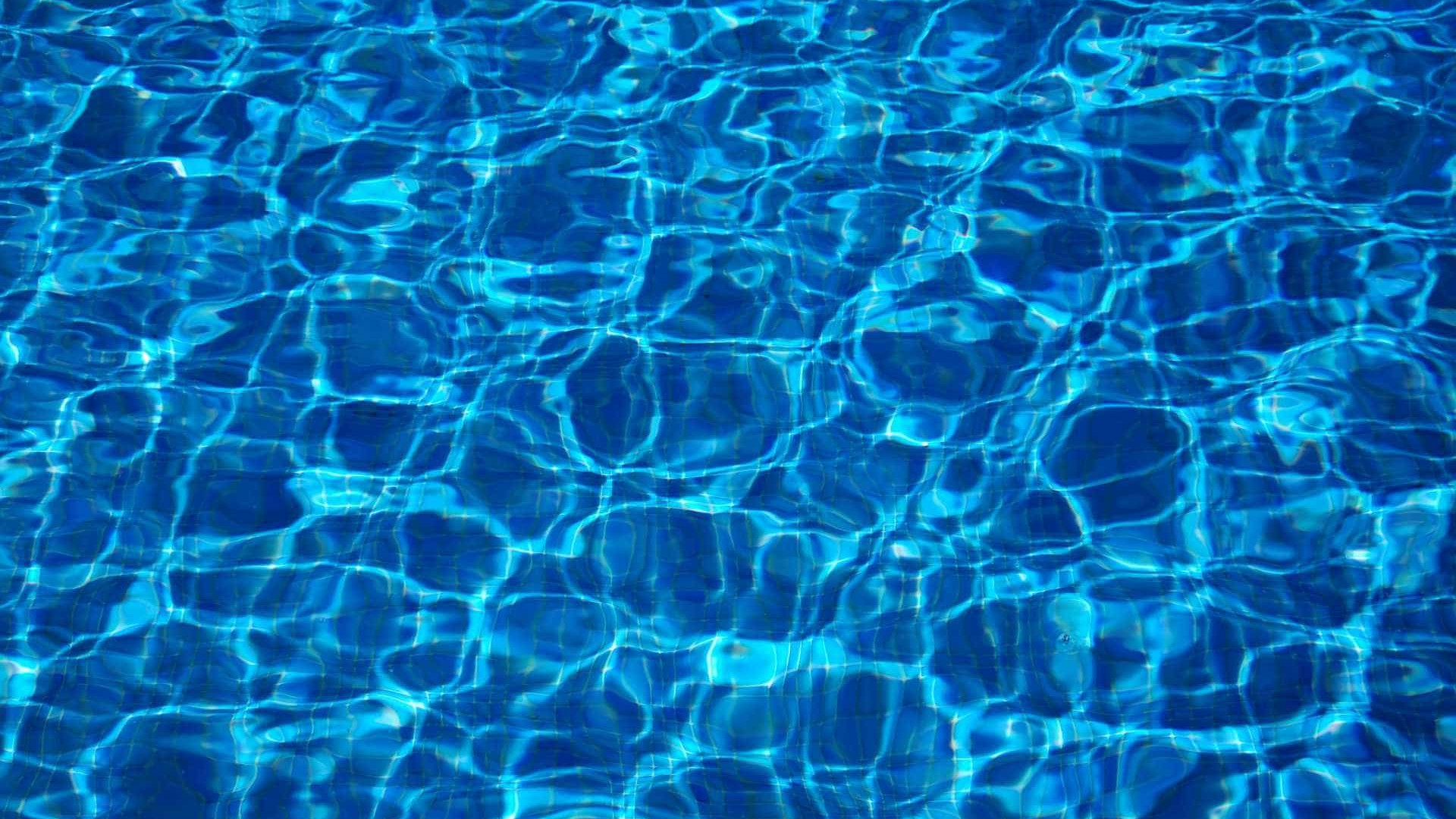 Jornalista morre após levar choque ao cantar dentro de piscina em SC