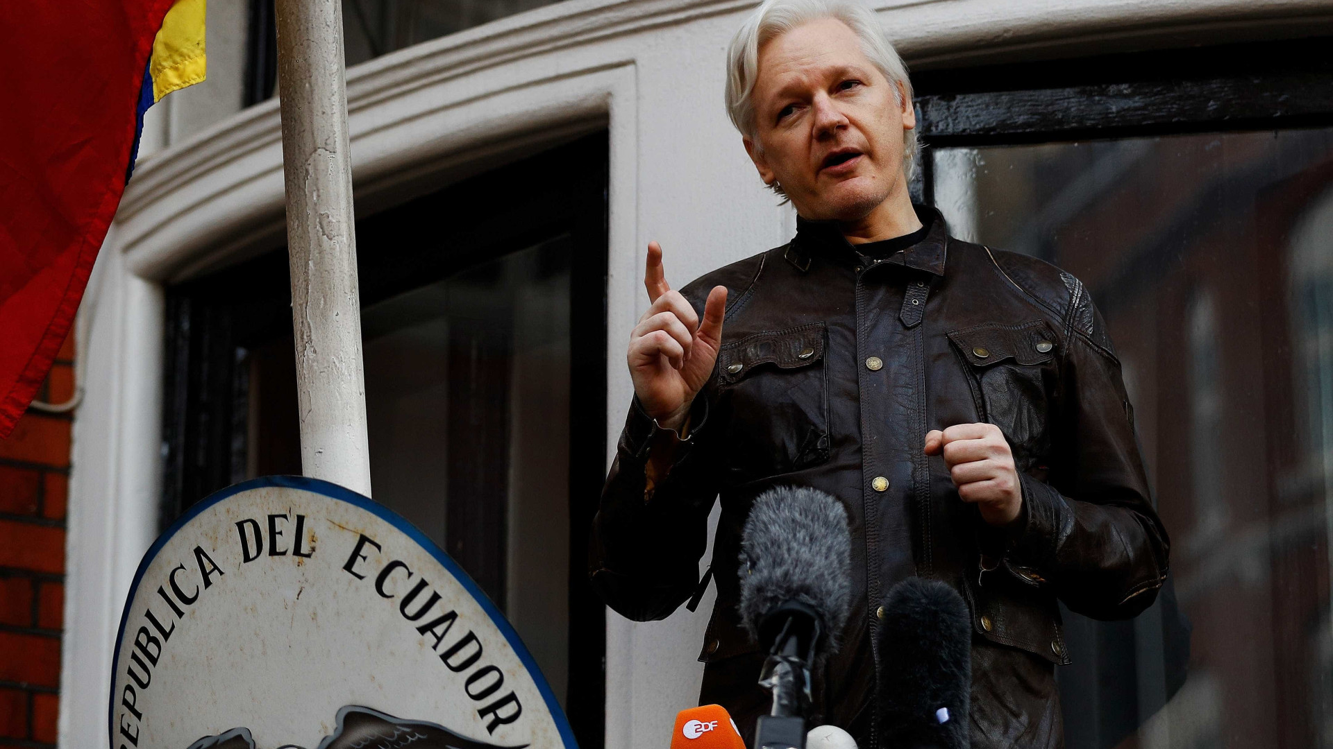 Assange entra com processo contra governo do Equador
