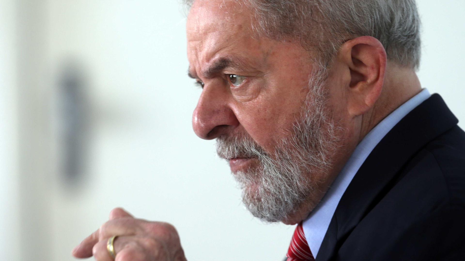 'Estão mexendo com político que não roubou', diz Lula sobre denúncia
