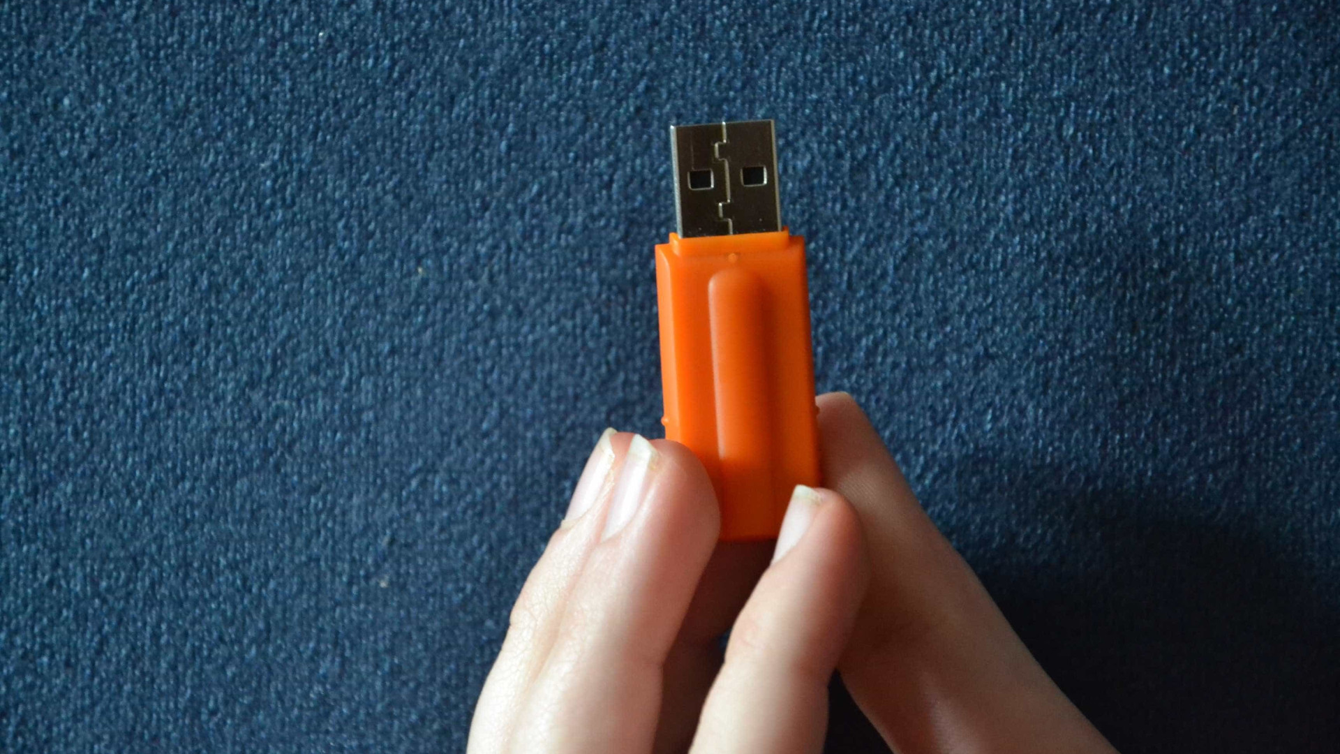 Hacker cria pendrive que instala vírus no PC e explode