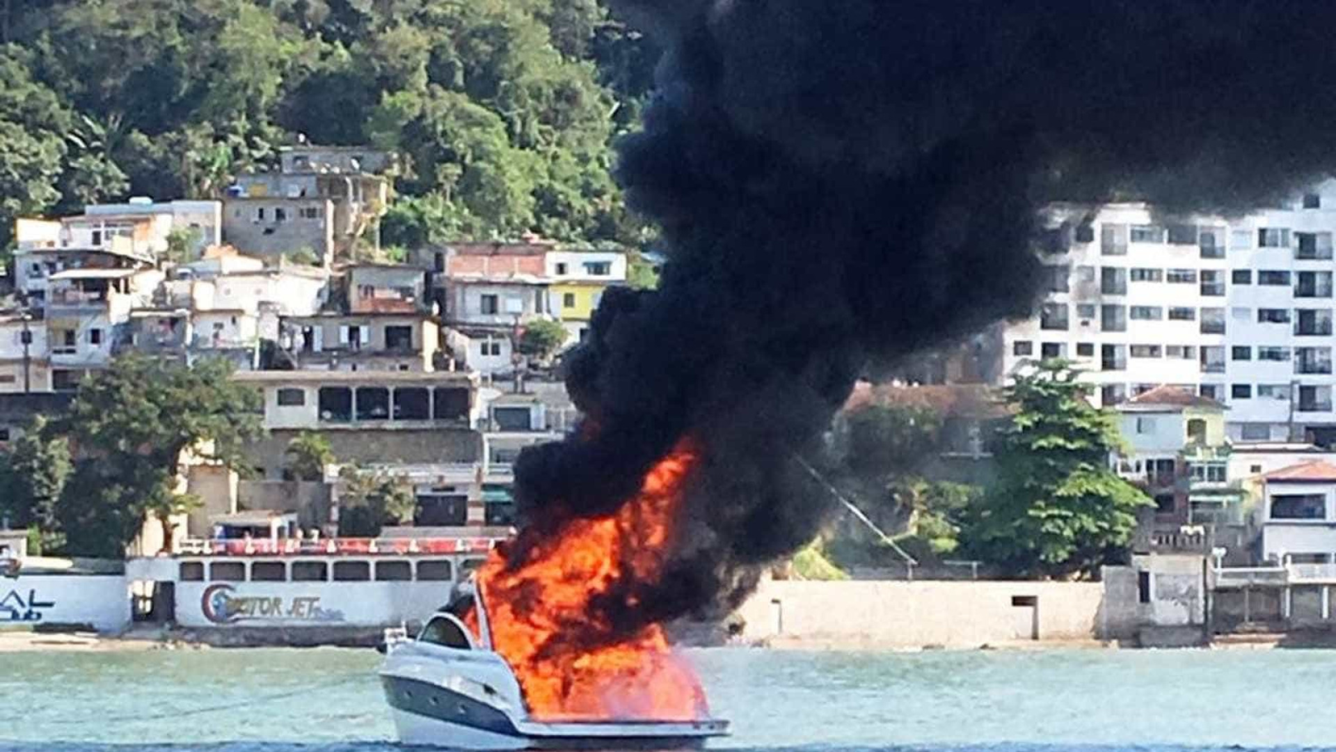 Lancha é destruída após pegar fogo no litoral paulista