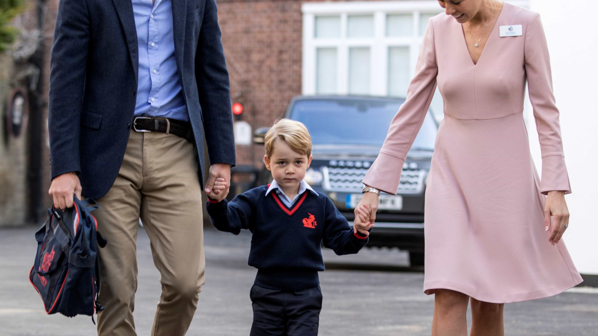Fotos do príncipe George com arma de brinquedo geram debate na internet