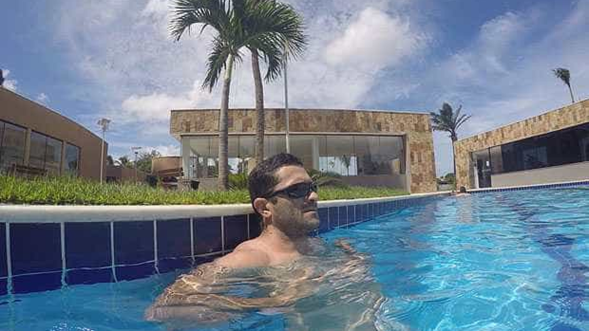 Acusado de matar ex, PM que deveria estar preso é flagrado em piscina