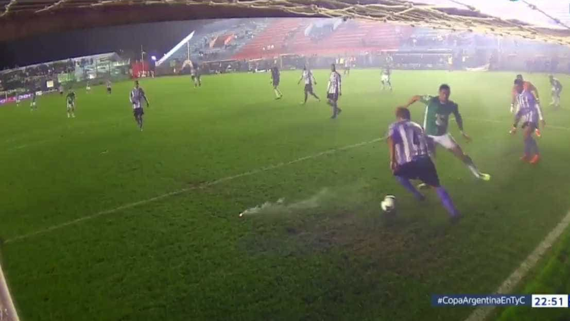 Zagueiro dribla dois rivais em frente ao gol e sai jogando com estilo