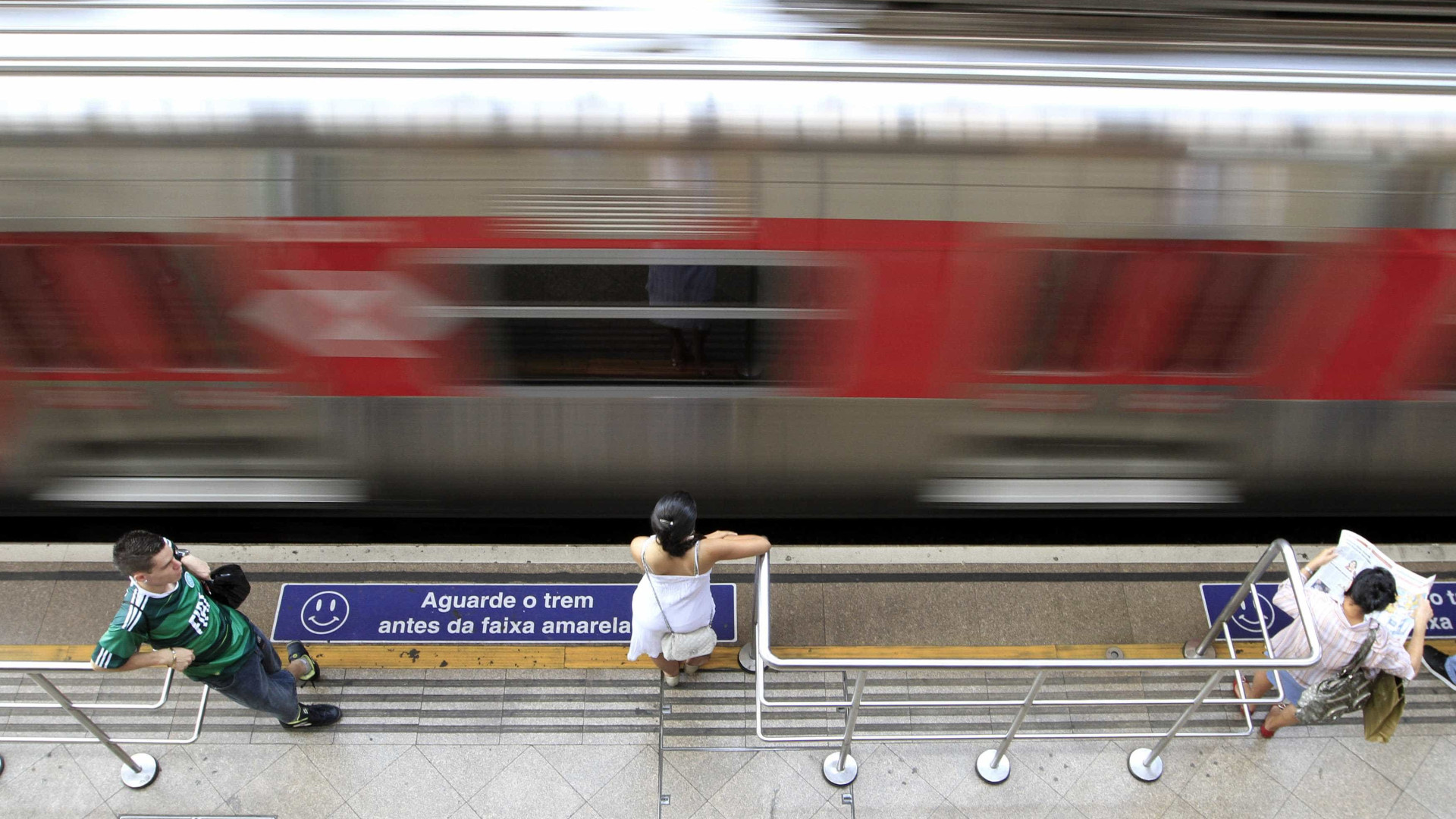 Intensa troca de tiros assusta passageiros de vagão de metrô no Rio