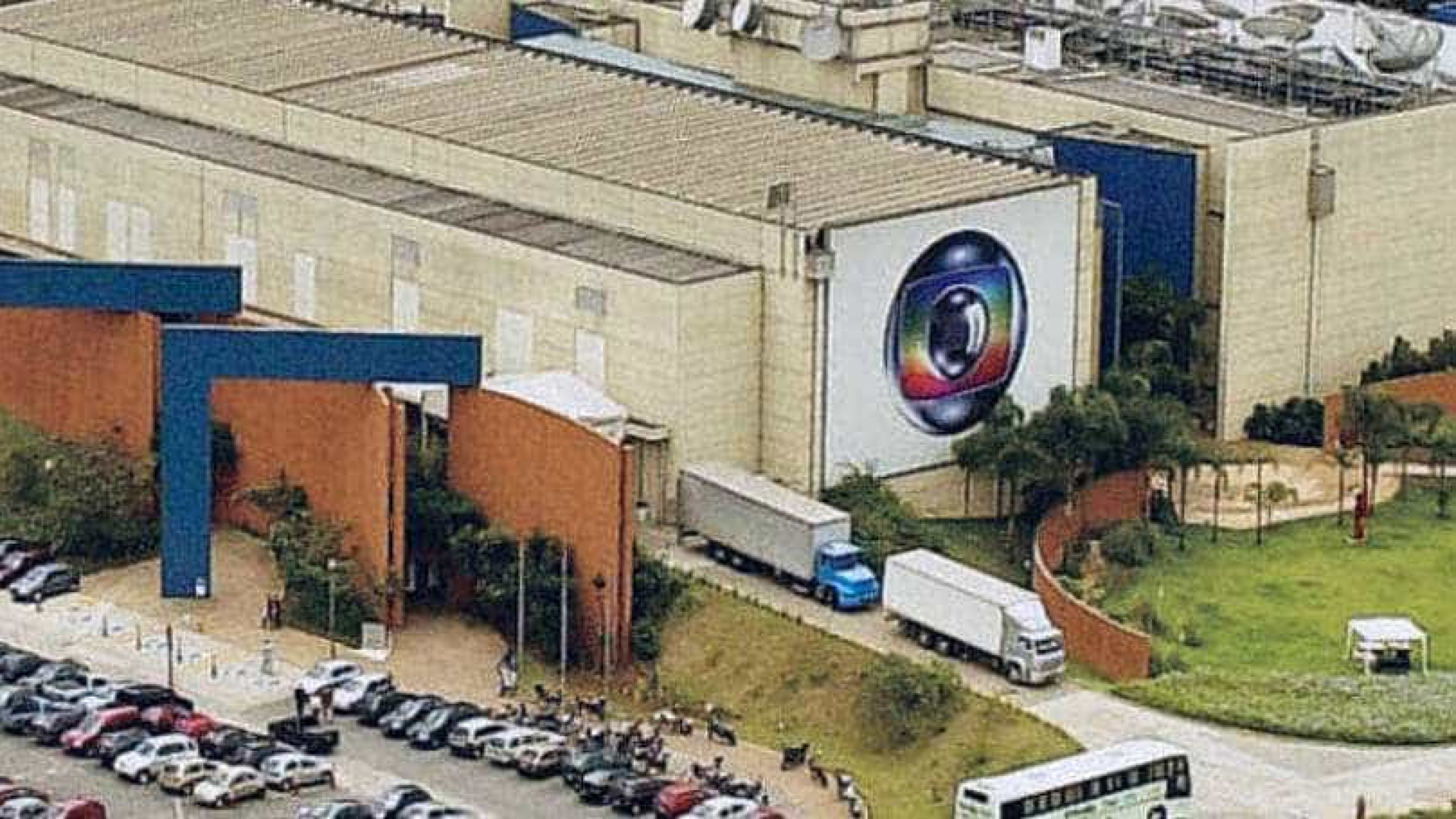 Funcionários da Globo são assaltados com fuzis na porta da emissora