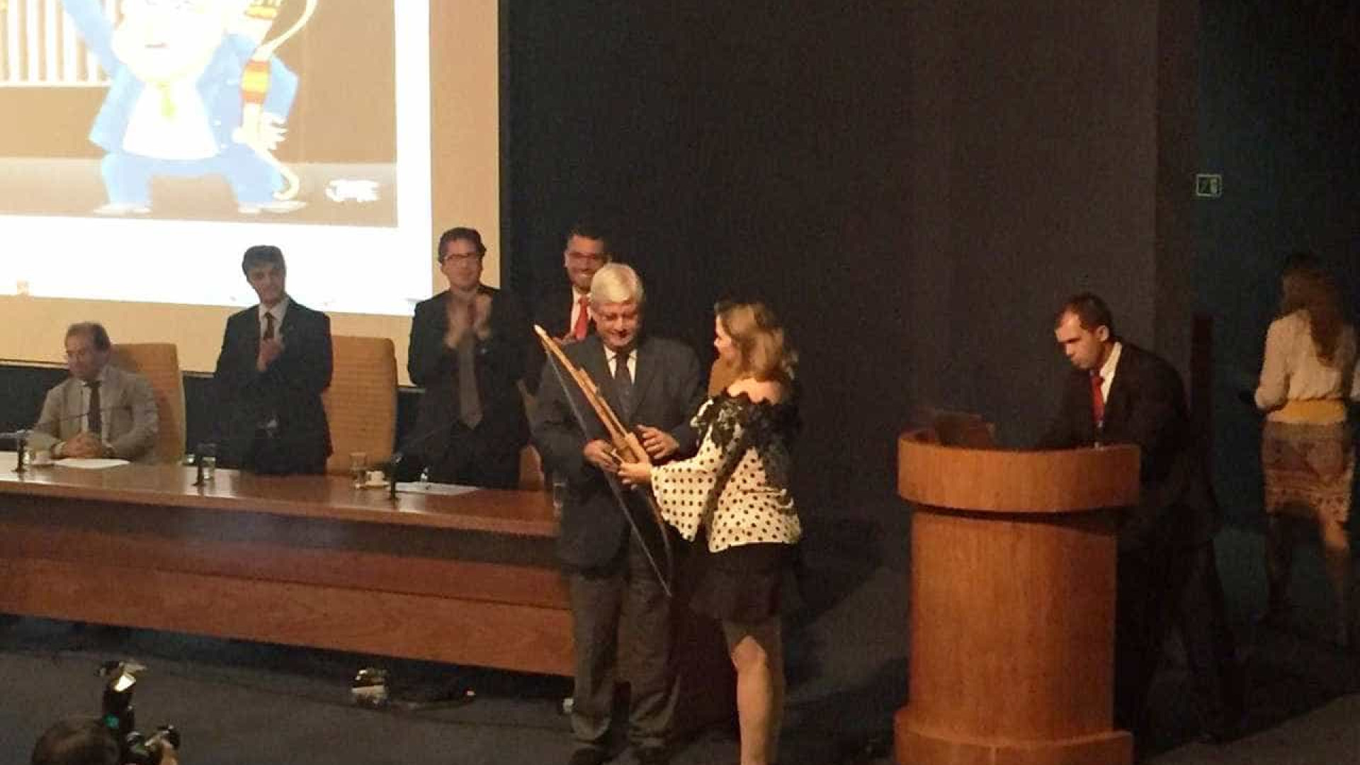 Janot ganha arco e flecha no último dia útil como procurador-geral