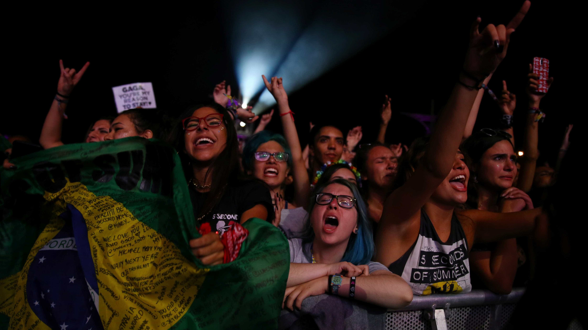 Público grita 'Fora Temer' com Gisele Bündchen no Palco do Rock in Rio