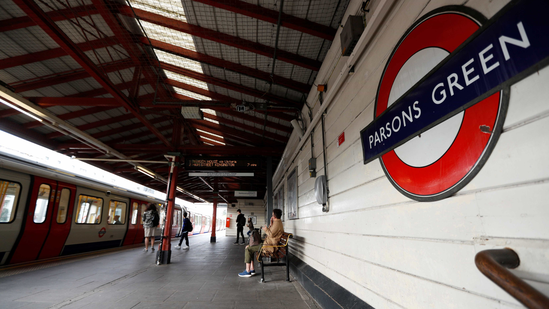 Estação de metrô em Londres é reaberta após atentado