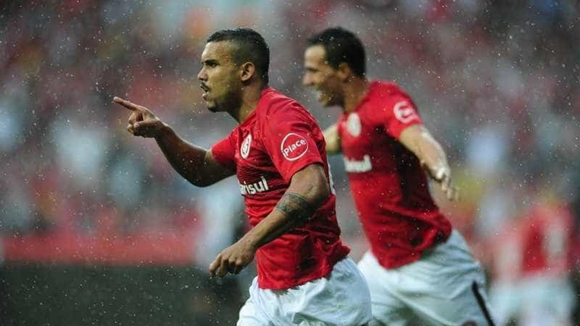 Inter se impõe, vence o Figueirense e retoma liderança da Série B