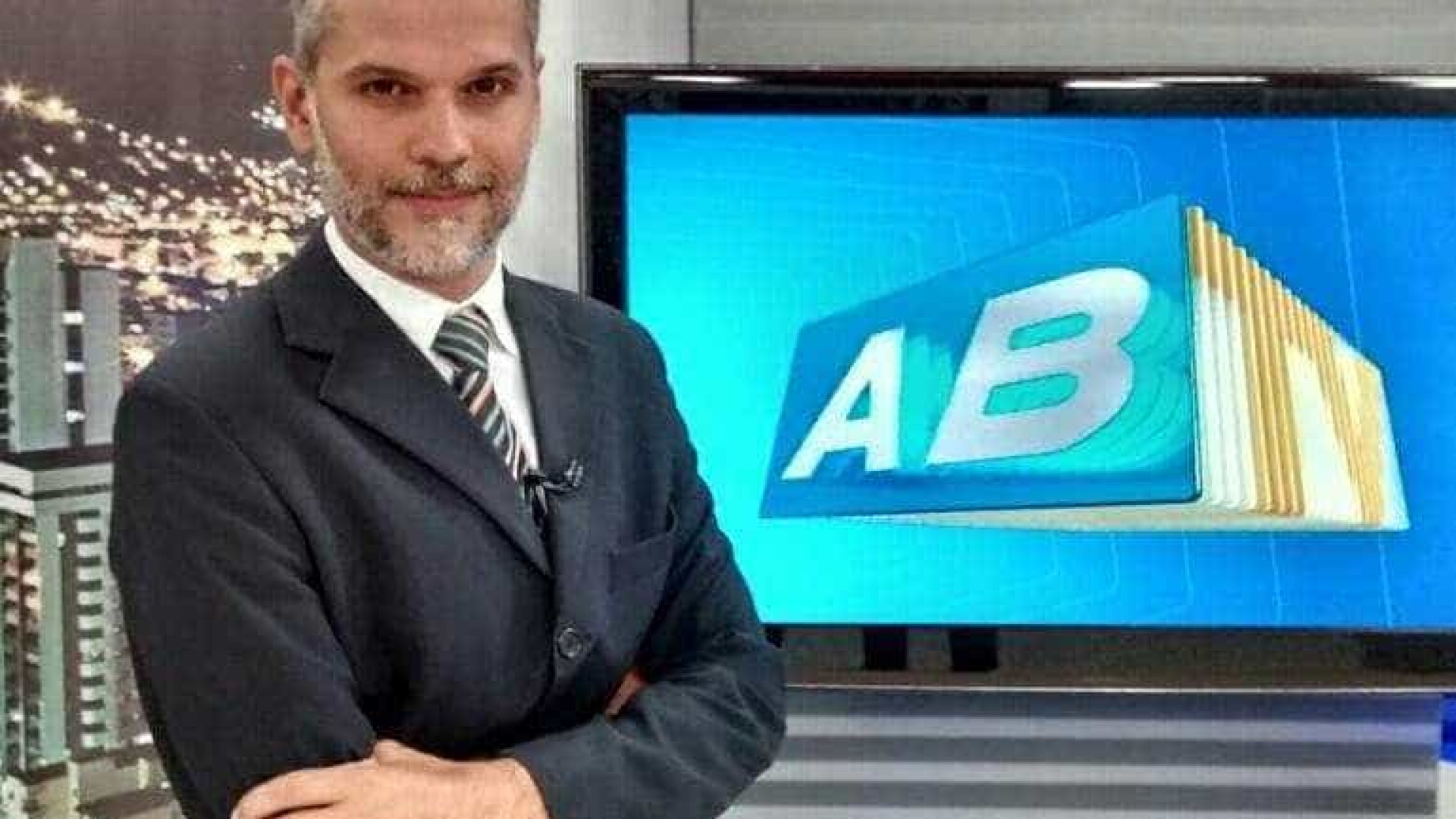Apresentador de telejornal da Globo é atingido por bala perdida