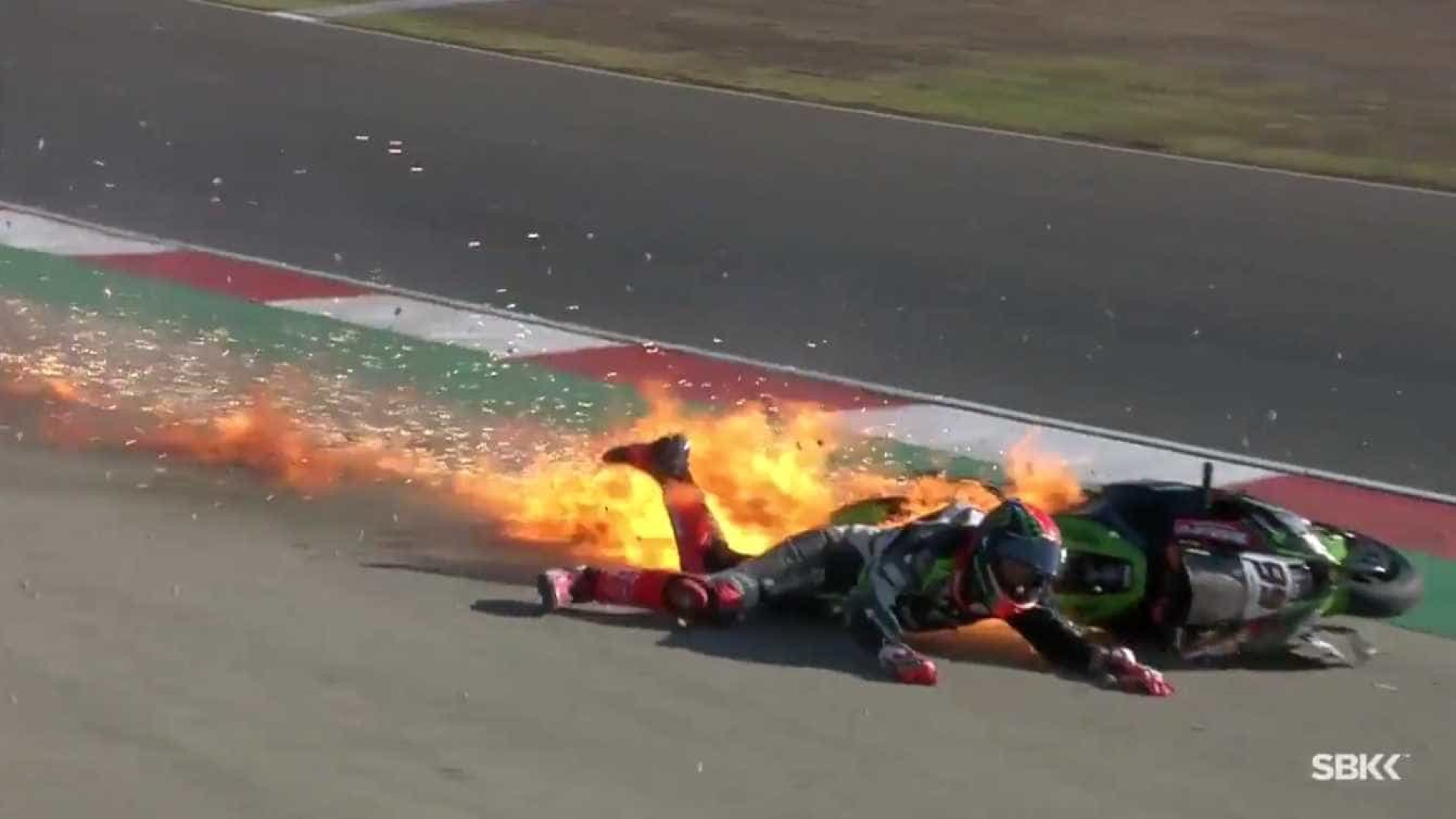 Piloto é ejetado e moto pega fogo em acidente assustador no Superbike
