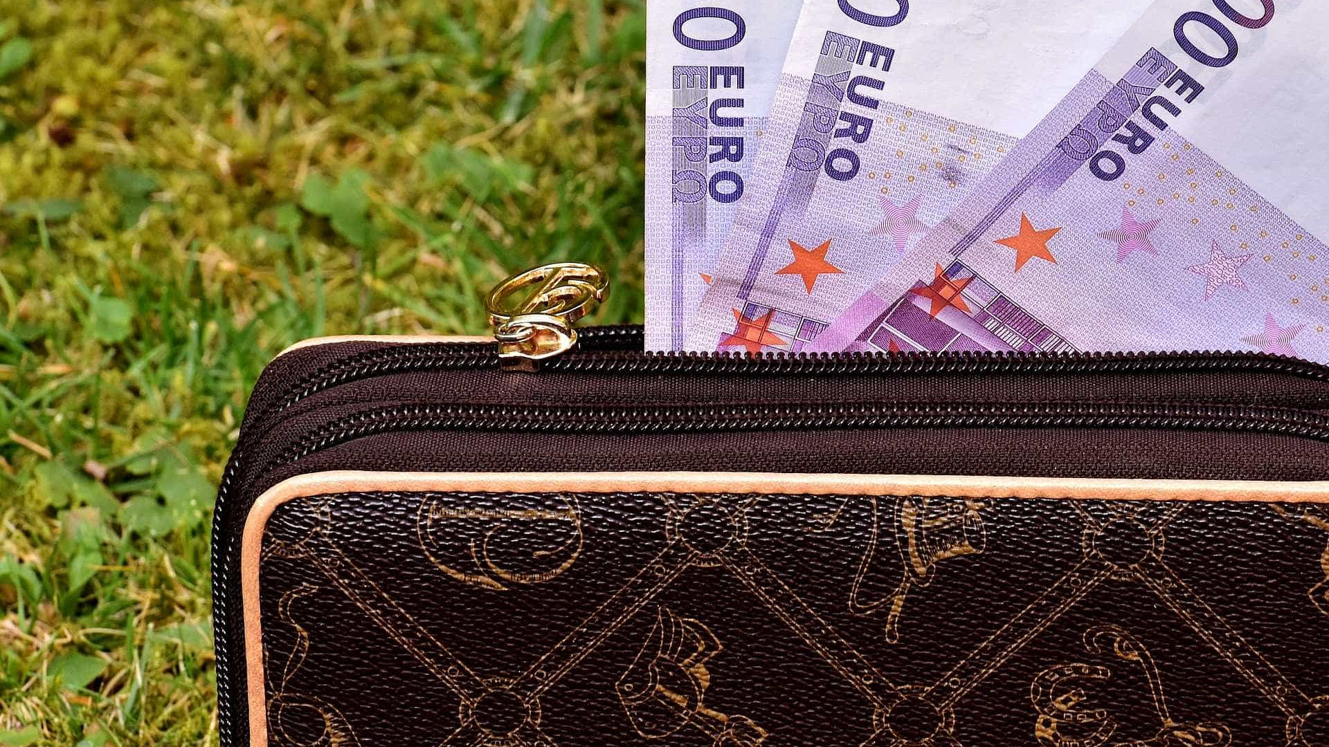 Turista acha quase 3 mil euros em Veneza e entrega à polícia