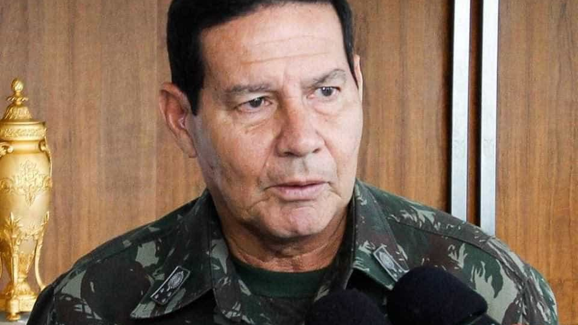 General faz ameaça e não descarta 'intervenção militar' no Brasil