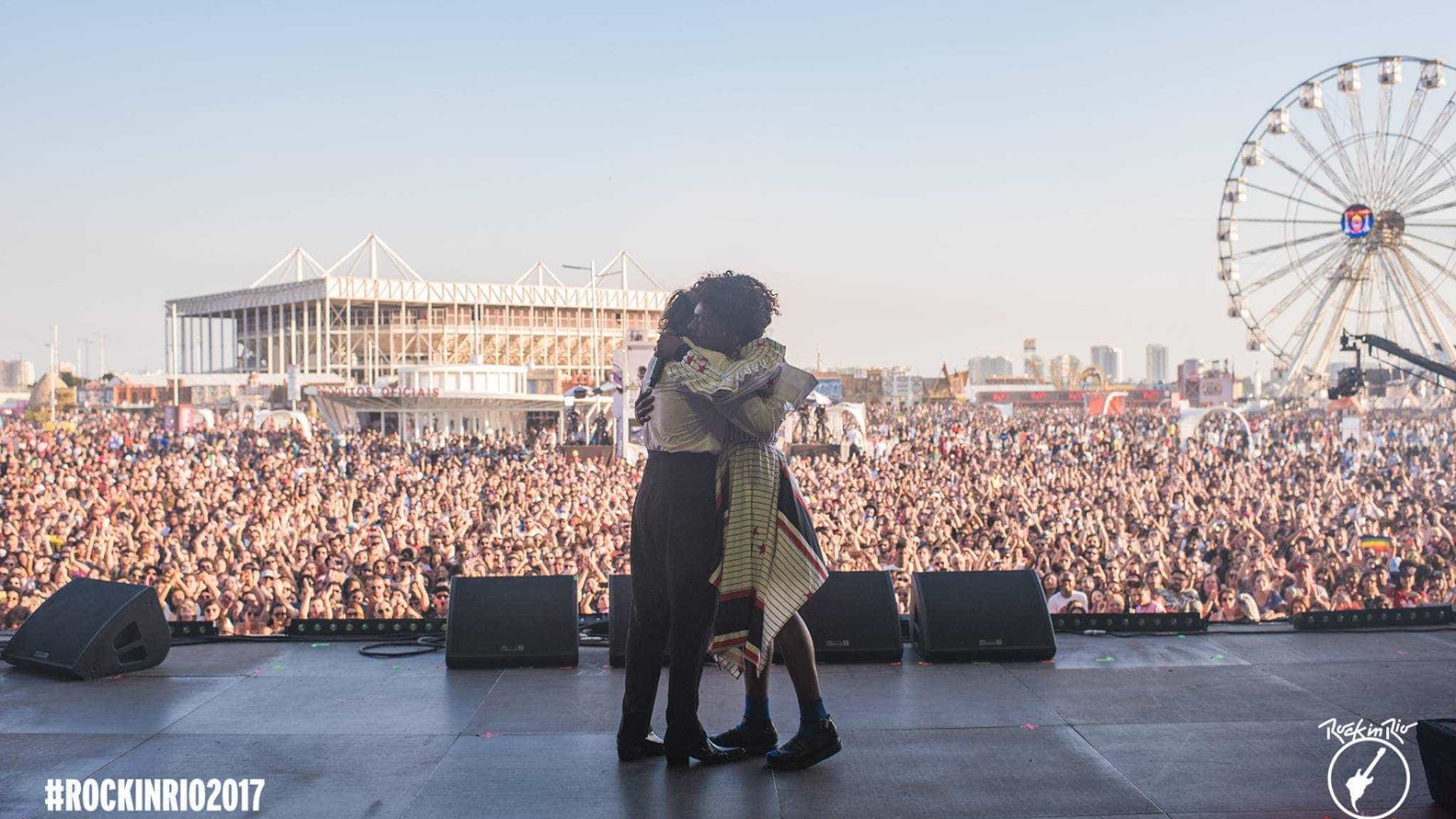 Com beijaço, Hooker e Liniker cantam o amor livre no Rio
