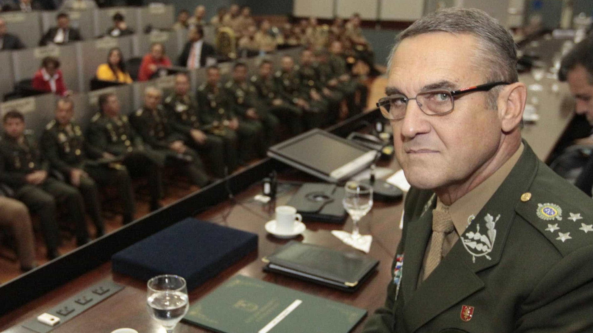 Comandante diz que Exército está comprometido com a democracia