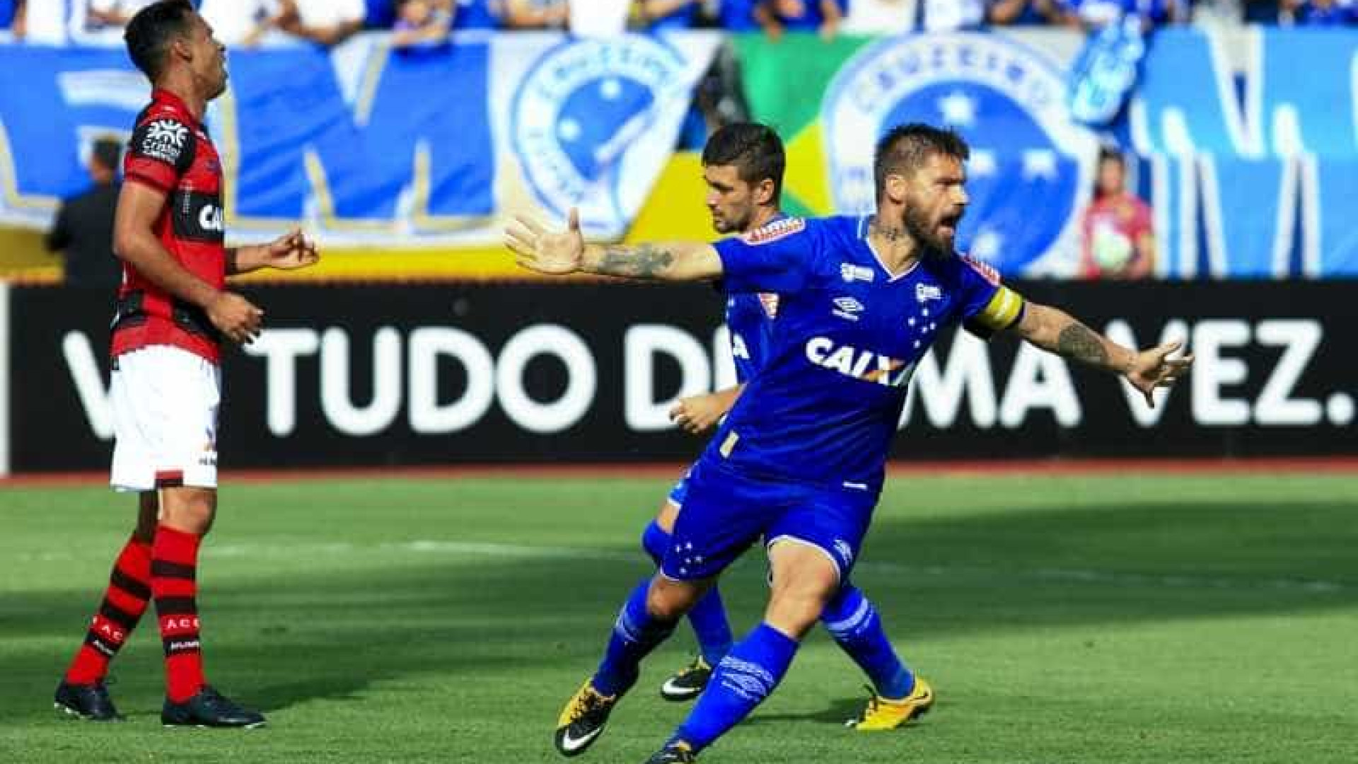 Cruzeiro bate Atlético-GO com gols de Arrascaeta e Sóbis