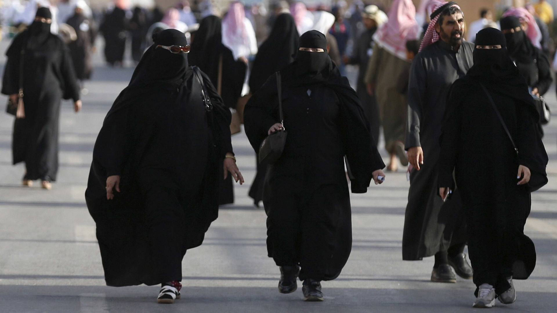 Arábia Saudita vai autorizar mulheres a dirigirem