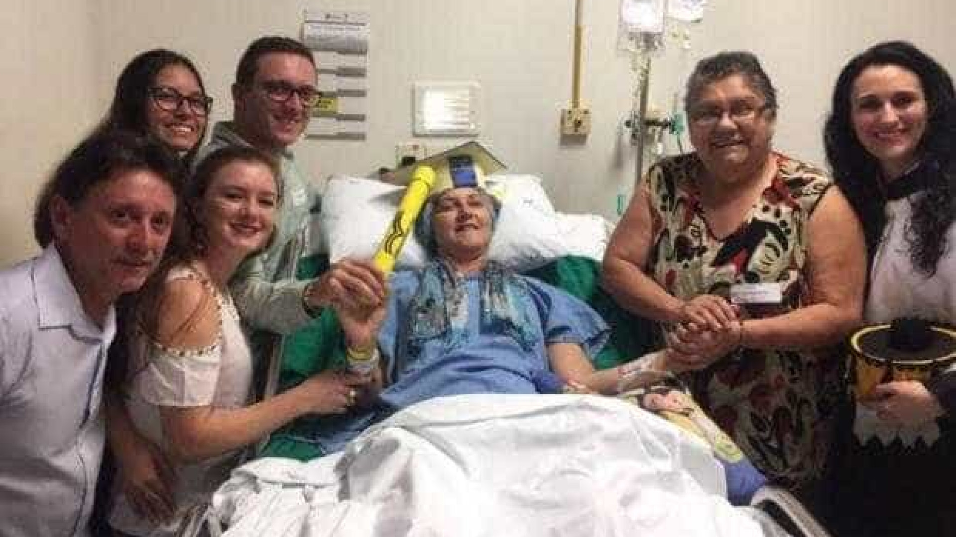 Paciente de 48 anos que colou grau no leito de hospital morre em SC