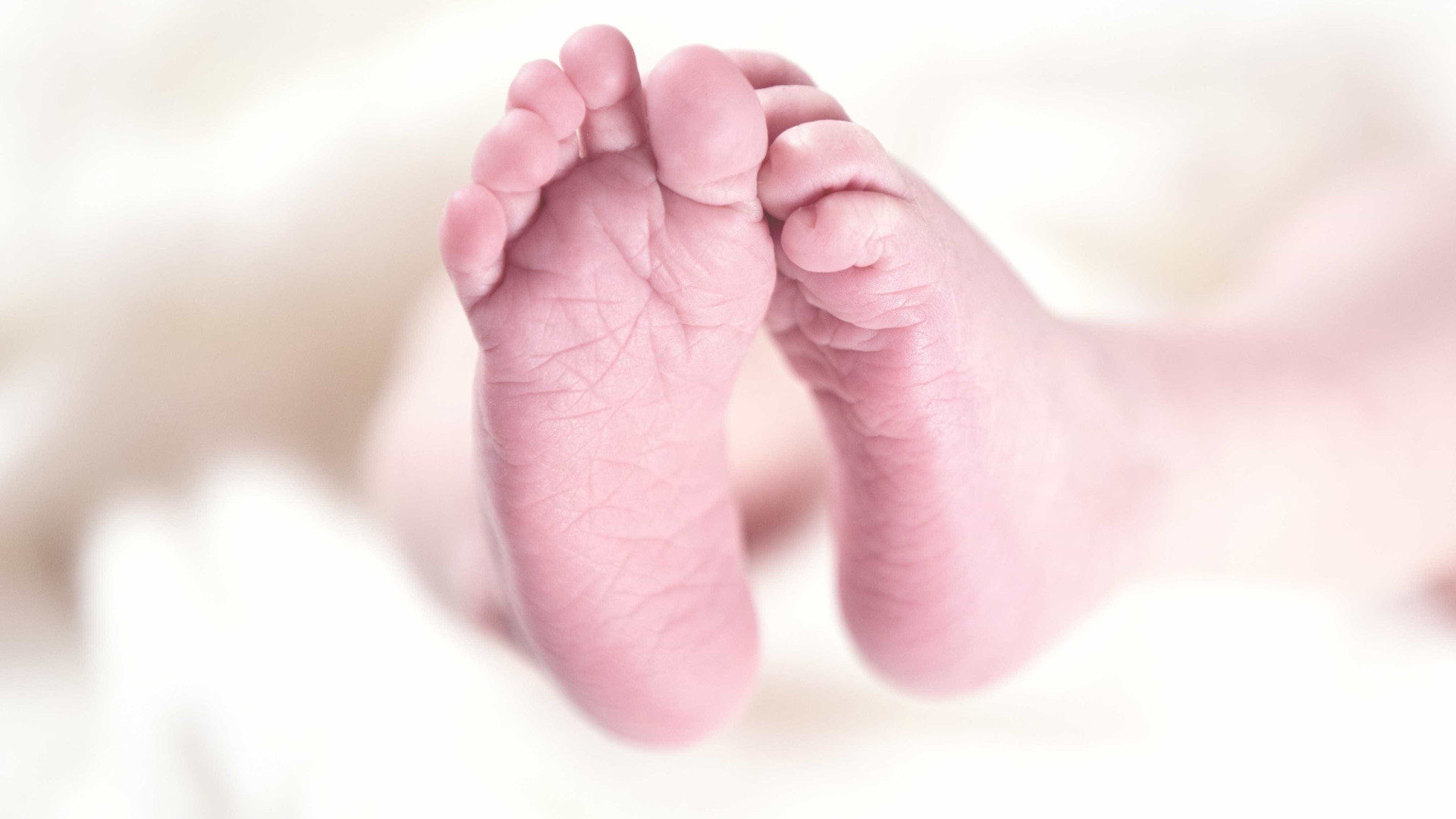 Mãe mata bebê de 6 meses, esfaqueia a outra filha e é presa no RJ