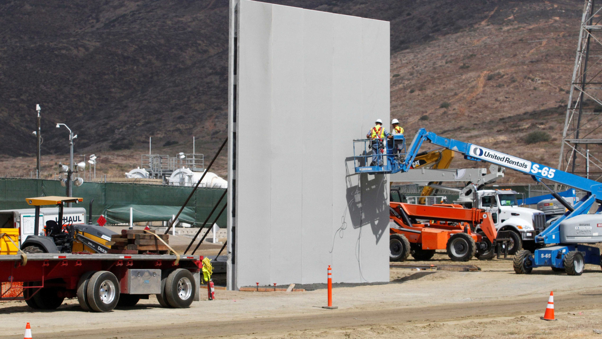 Estado Unidos constroem protótipos de muro na fronteira com México