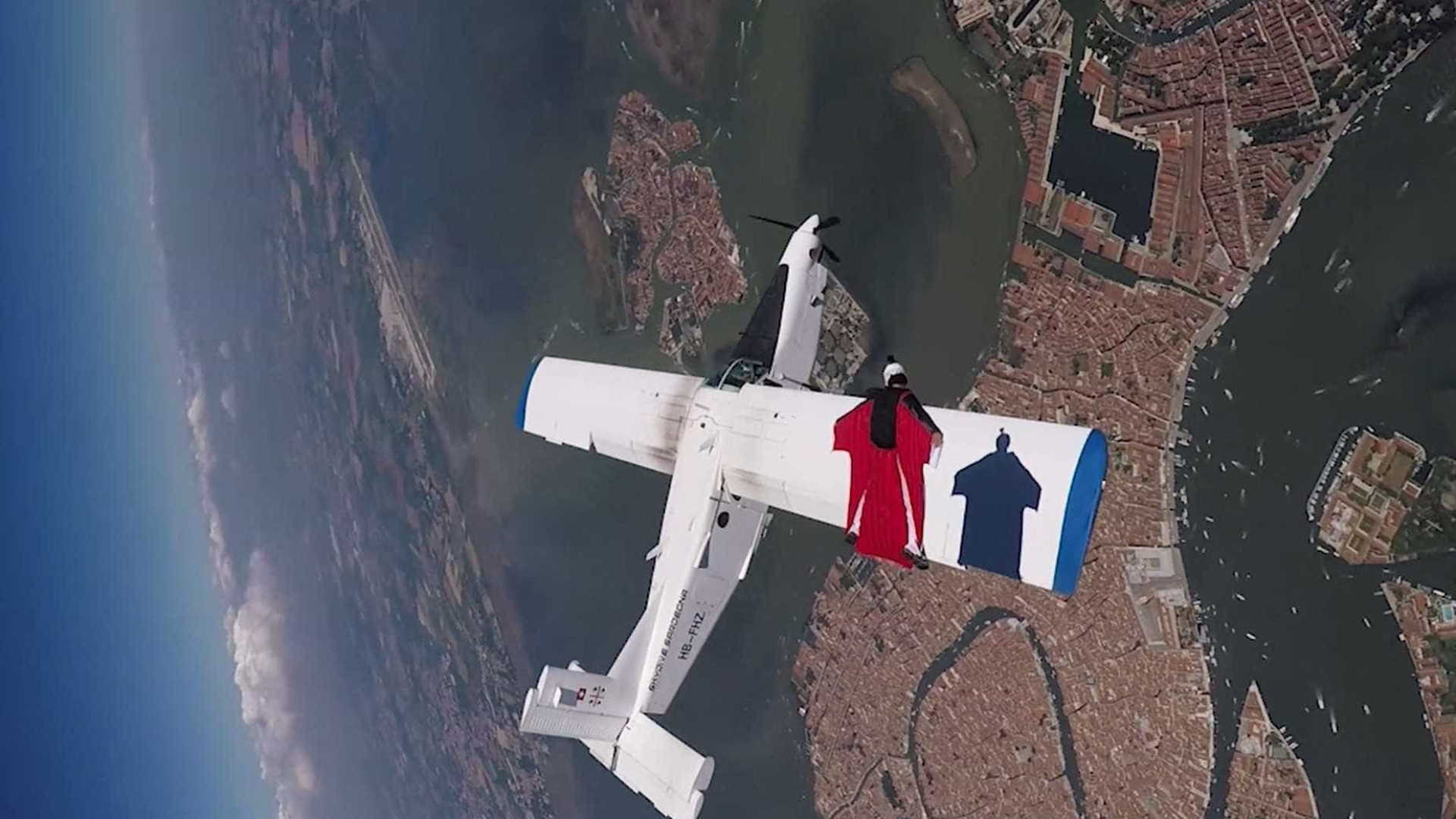 Paraquedistas voam perigosamente ao lado de avião