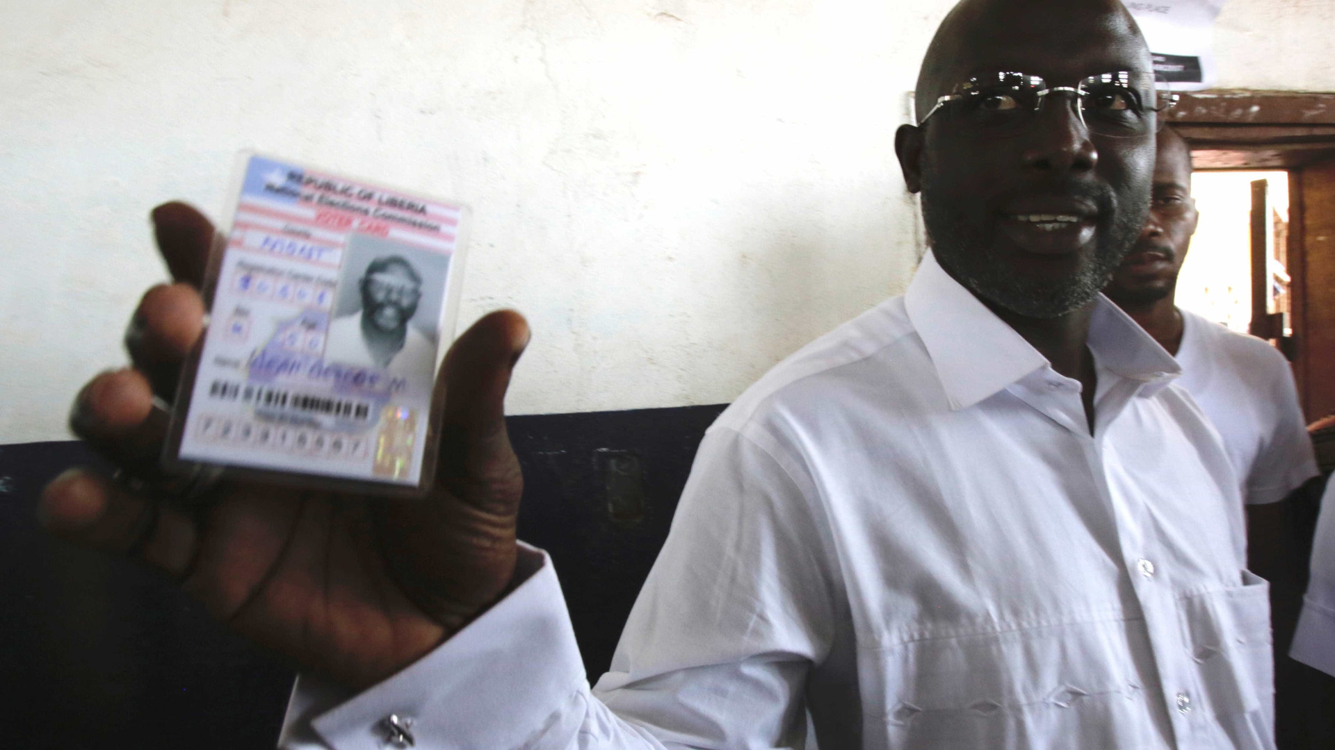Ex-melhor jogador do mundo, Weah lidera eleições na Libéria