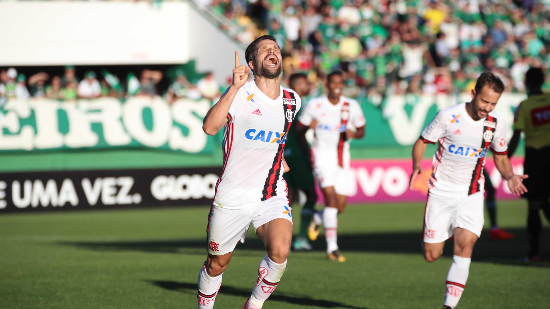 Decisivo, Diego ganha elogios de Rueda após vitória do Flamengo