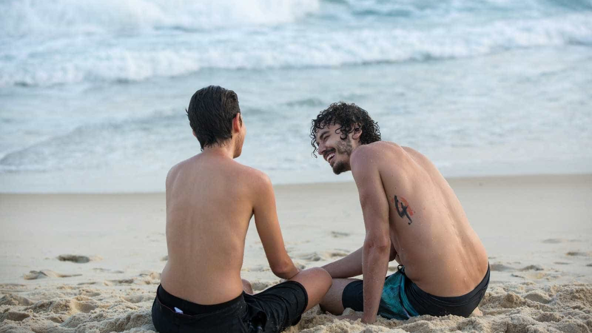 Carol Duarte grava últimas cenas de Ivan sem camisa na praia