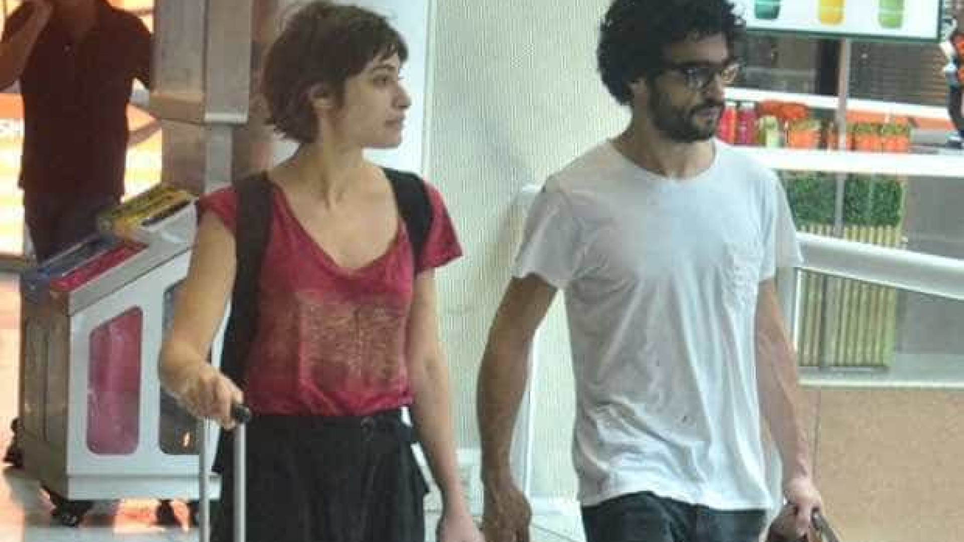 Caio Blat e Luisa Arraes são vistos juntos em aeroporto do Rio