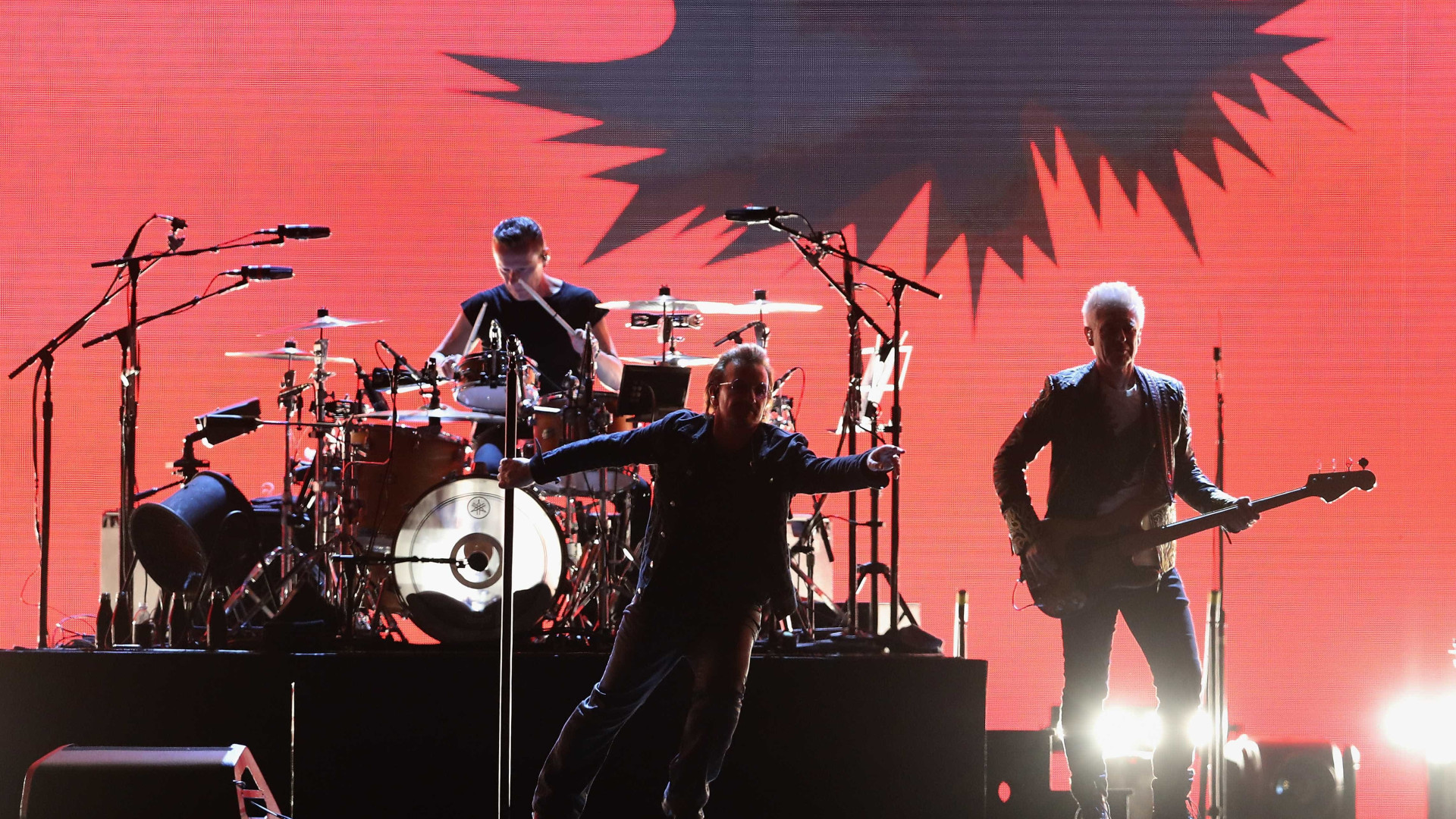 Tom político e frases feitas marcam primeira noite do U2 em São Paulo